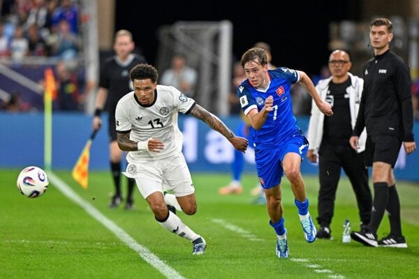 Leo Sauer v súboji s Nnamdim Collinsom v zápase Slovensko - Nemecko v kvalifikácii MS 2026 vo futbale.  