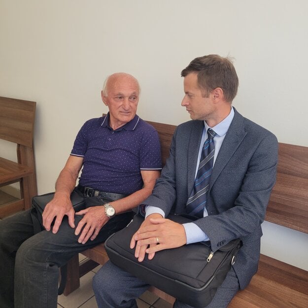 František Rapan s právnikom na okresnom súde. (zdroj: mh)