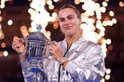 Bieloruská tenistka Aryna Sabalenková s trofejou pre víťazku US Open 2025.