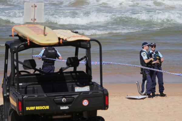 Policajti na pláži v Sydney po útoku žraloka.