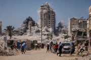 Palestínčania utekajú do úkrytu počas izraelského leteckého útoku na výškovú budovu v meste Gaza v piatok 5. septembra 2025.