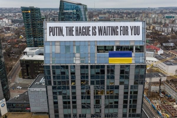 Nápis Putin, Haag ťa čaká, na výškovej budove v litovskom Vilniuse.