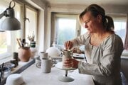Zuzana Fiťková, keramikárka z Jalovca, pri práci