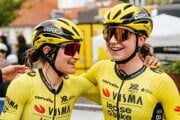 Viktória Chladoňová (vpravo) v drese tímu Visma-Lease a Bike.