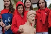 Adam Ďaďo (v popredí) si prevezme z rúk slovenského prezidenta prestížne záchranárske ocenenie.  