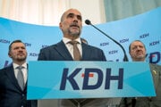 Zľava: Podpredseda KDH Viliam Karas, poslanec NR SR a podpredseda KDH Marián Čaučík a poslanec NR SR za KDH Branislav Škripek.