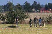 Poľské bezpečnostné zložky zaisťujú trosky zostreleného dronu.