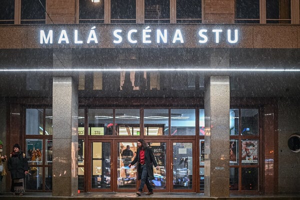Od februára 2025 hralo Divadlo Ludus na Malej scéne STU.