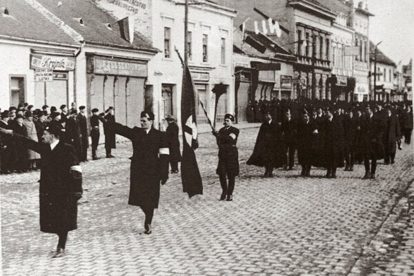 Pochod Hlinkovej gardy v Topoľčanoch.
