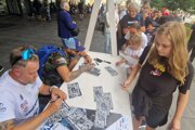 Autogramiáda s domácim pretekárom Róbertom Kolčákom.