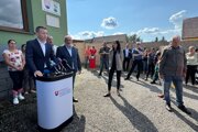 Zľava minister školstva Tomáš Drucker (Hlas-SD), starosta obce Malý Slivník Jozef Javorský a splnomocnenec vlády SR pre rómske komunity Alexander Daško.