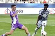 Dan Ožvolda (Komárno) a Zyen Jones (Košice) v zápase 7. kola futbalovej Niké ligy.