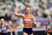 Femke Bolová po výhre v rozbehu žien na 400 metrov cez prekážky na MS v Tokiu.