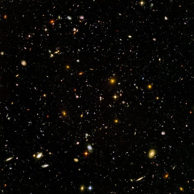 Ultrahlboké pole zachytené Hubblom v rokoch 2003 a 2004. (zdroj: NASA/ESA)