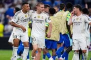 Hráči Realu Madrid zľava Kylian Mbappe, Franco Mastantuono a Brahim Diaz sa tešia z výhry.