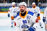 Tomáš Tatar oslavuje gól v drese EV Zug. 