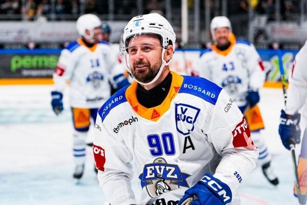 Tomáš Tatar oslavuje gól v drese EV Zug. 
