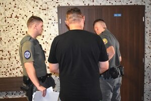 Justičná stráž odvádza Csabu P. do výkonu trestu.