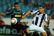 Branislav Fodrek (vpravo) a Ivan Cordoba v zápase Artmedia Bratislava - Inter Miláno v skupine H Ligy majstrov 2005/2006.