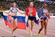 Medailistky behu na 400 m cez prekážky na MS v Tokiu. Slovenka Emma Zapletalová (vľavo), zvíťazila Holanďanka Femke Bolová (uprostred) a striebro získala Američanka Jasmine Jonesová (vpravo). 