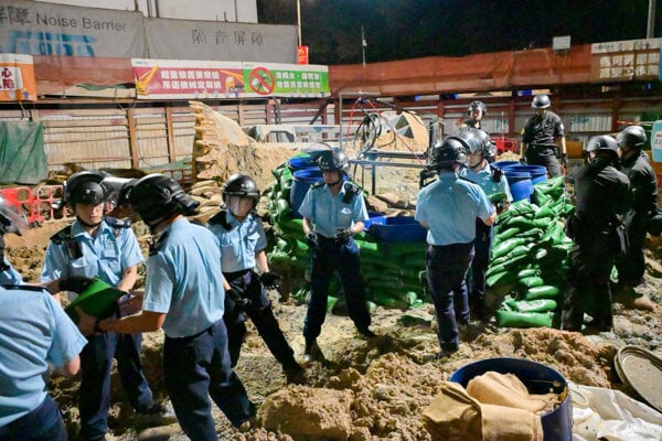 Bombu objavili robotníci na stavenisku v rušnej obchodnej a rezidenčnej štvrti.