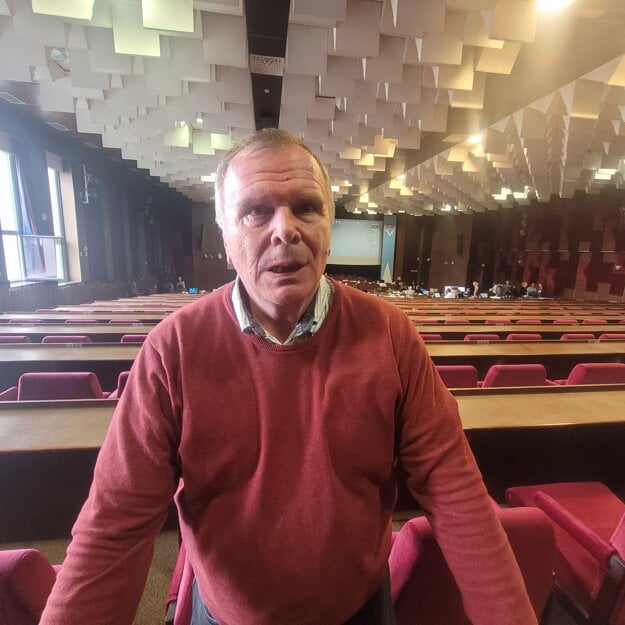 Miloš Cimrák sa zapojil do diskusie na rokovaní zastupiteľstva.  (zdroj: mh)