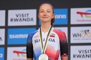 Viktória Chladoňová so striebornou medailou z časovky U23 na MS v cyklistike 2025.