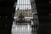 Pohľad na vlajky členských štátov NATO z vnútra sídla aliancie.
