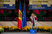 Žena umýva pódium pred volebným mítingom moldavskej prezidentky Sanduovej v Magdacesti v Moldavsku. Ilustračná fotografia.