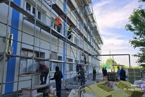 Kompletná rekonštrukcia tribúny. V jej útrobách sa nachádzajú aj štyri byty pre sociálne prípady, ktoré samospráva dotovala sumou 18 200 eur ročne. Dnes je to 11 700 €. 