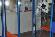 Páchateľ rozbil sklenenú výplň v predajni bejzbalovou pálkou.