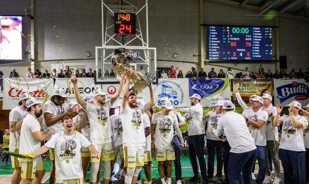 Basketbalisti Patriotov Levice sa štvrtý rok za sebou stali víťazom Tipos Slovenskej basketbalovej ligy. (zdroj: TASR)