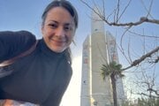 Lenka Tkáčová, spoluzakladateľka iniciatívy Women in Aerospace Europe – Regional Network Slovakia. V pozadí európska vesmírna raketa Ariane 5.