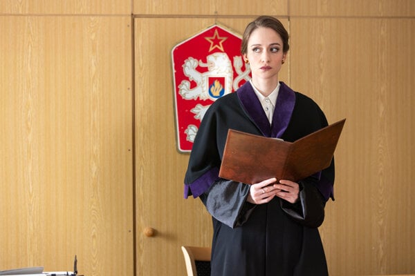 Eva Mores v dobovom seriáli Sľub. 