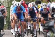 Slovenská cyklistka Viktória Chladoňová (vpravo) a Češka Julia Sophie Kopecký (vľavo) počas pretekov žien do 23 rokov na MS v cyklistike.