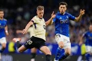 Dani Olmo a Alberto Reina.