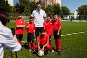 Martin Škrteľ s mladými futbalistami.