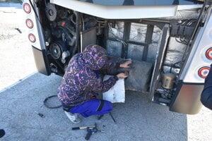 Ukradnuté vložky katalyzátorov sa nachádzajú v zadnej časti autobusov.