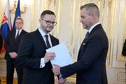 Novovymenovaný sudca Filip Kunca a prezident Peter Pellegrini.
