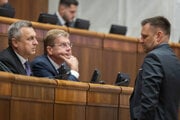 Podpredsedovia parlamentu Andrej Danko a Peter Žiga a minister životného prostredia Tomáš Taraba.