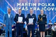 Lukáš Krajčovič a Martin Polka  z Okresného dopravného inšpektorátu v Martine dostali medailu za záchranu života. 