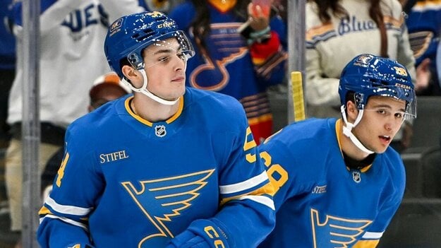 Slovenskí fanúšikovia dúfali, že Dalibor Dvorský sa dostane na súpisku Blues. Zatiaľ bude v AHL.(vľavo) (zdroj: X/St. Louis Blues)