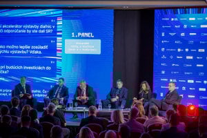 Diskusia z prvého panelu s názvom Slovenské cesty a diaľnice teraz a v budúcnosti