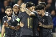 Hráči Karabachu oslavujú úvodný gól Abdellaha Zoubira (uprostred) počas zápasu 2. kola ligovej fázy Ligy majstrov  FK Karabach - FC Kodaň. 