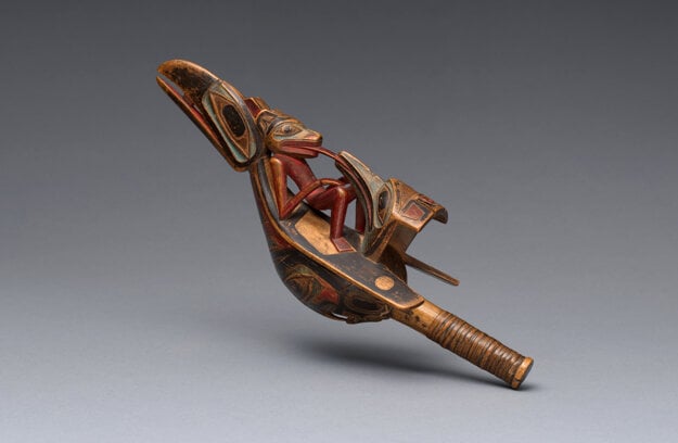 Havranie hrkálky, ktoré nosili pri tanci muži z kmeňa Haidov. (zdroj: Metropolitan Museum of Art)