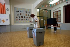 Výsledky českých volieb 2025: Voľby v Česku sa skončili, viaceré okrsky hlásili vyššiu volebnú účasť ako pred štyrmi rokmi (minúta po minúte)