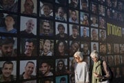 Transparent s fotografiami rukojemníkov, ktorých Hamas uniesol a držal v Pásme Gazy.