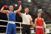 Peter Triebeľ mladší (v modrom) sa tešil vo Vranove nad Topľou z prvenstva.