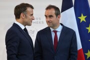 Zľava Emmanuel Macron a Sébastien Lecornu.