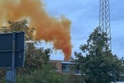 Unikajúci plyn z továrne v bavorskom meste Mainaschaff.